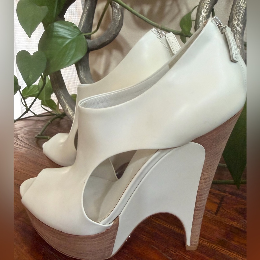 Brand New Gucci Clemence Cutout Leather Platform Wedge. - Picture 3 of 11